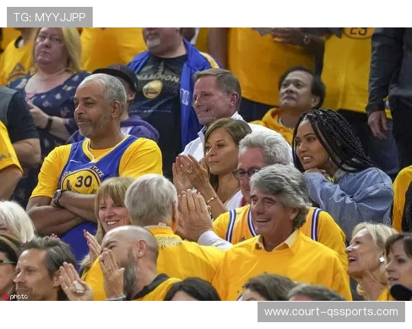 足球球星儿子现身赛场观战引热议 父子情深成焦点